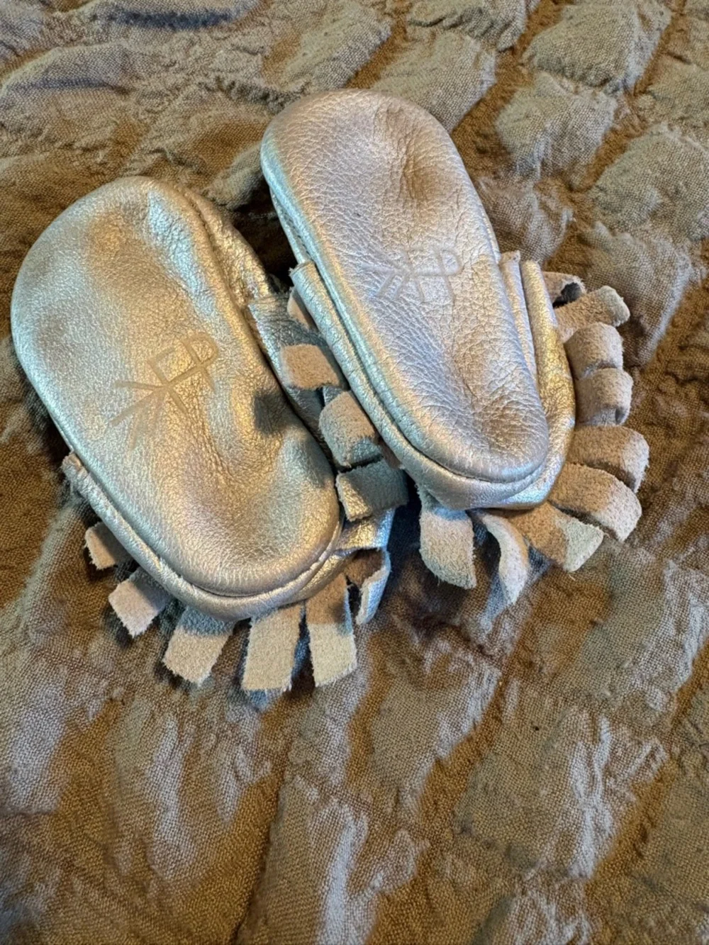 Freshly Picked Silver Fringe Baby‎ Moccasins Size 2 Soft Sole Leather Infant S8